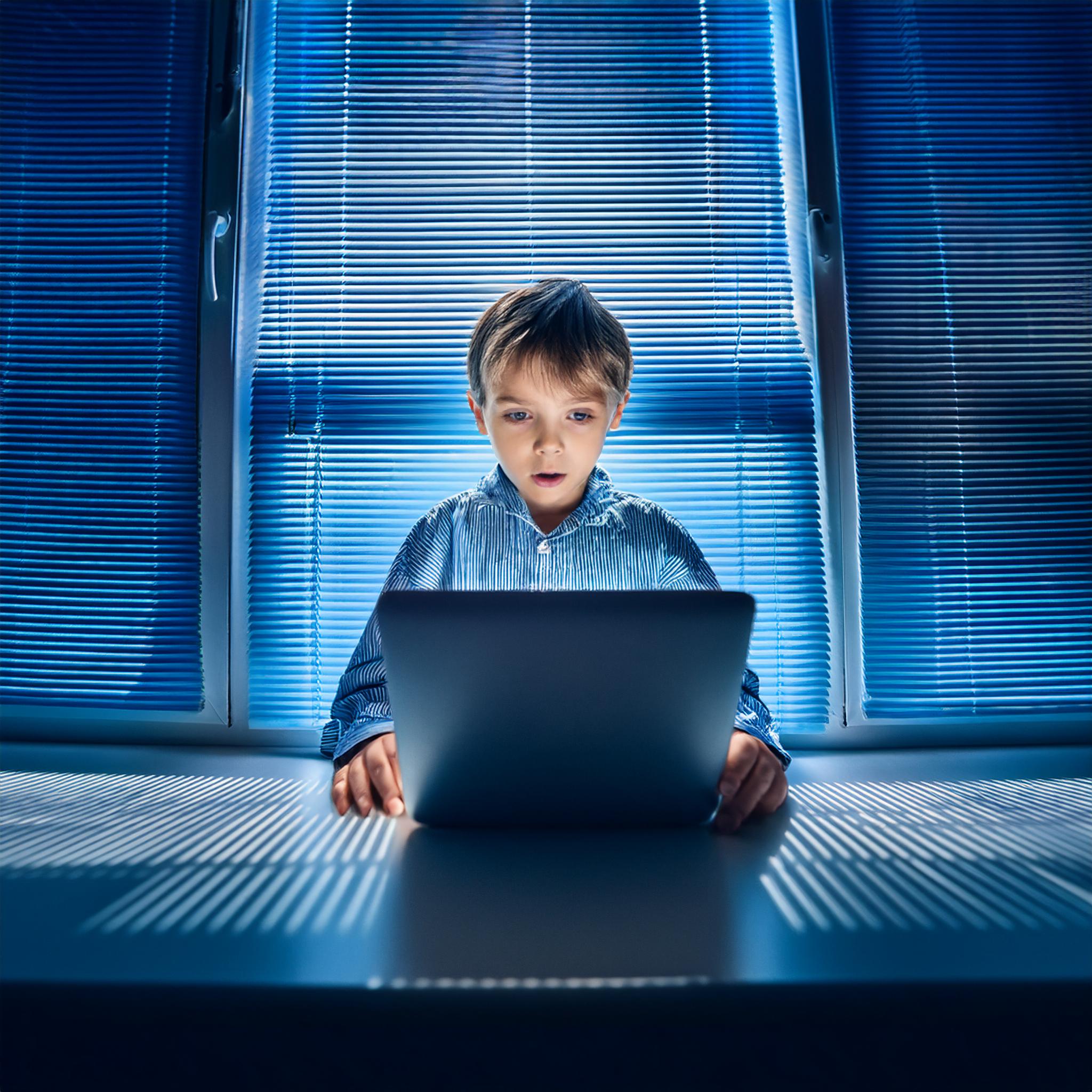 Firefly Junge hinter blauer Jalousie, düstere Stimmung, Angst, cybermobing, Internet, Computer 4259